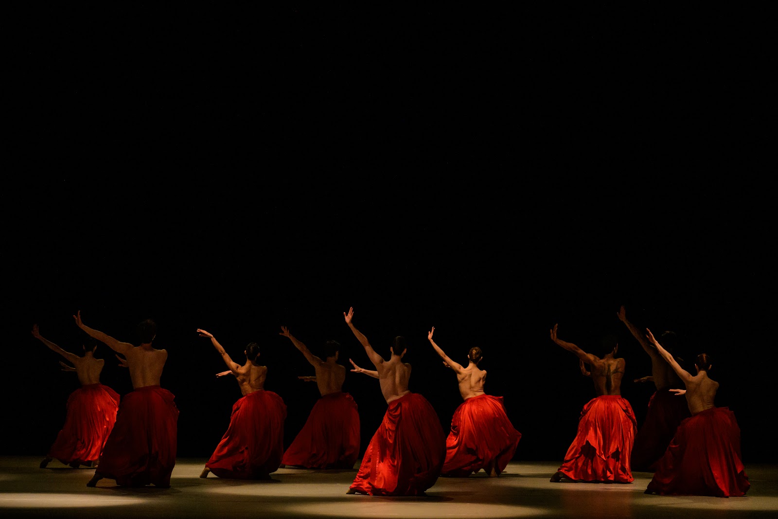 Common Ground, trois chorégraphies par le Bayerisches Staatsballett 4 Bella Figura Ensemble c S. Gherciu 95 1