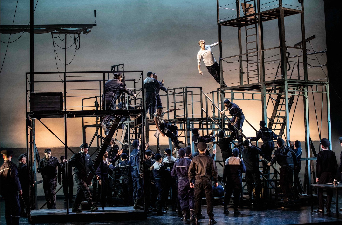 OPÉRA de LYON : BILLY BUDD de Benjamin BRITTEN : première lyonnaise optimale musicalement, frisant presque la perfection visuelle 3 BillyBud1PG┬®JeanLouisFernandez 039