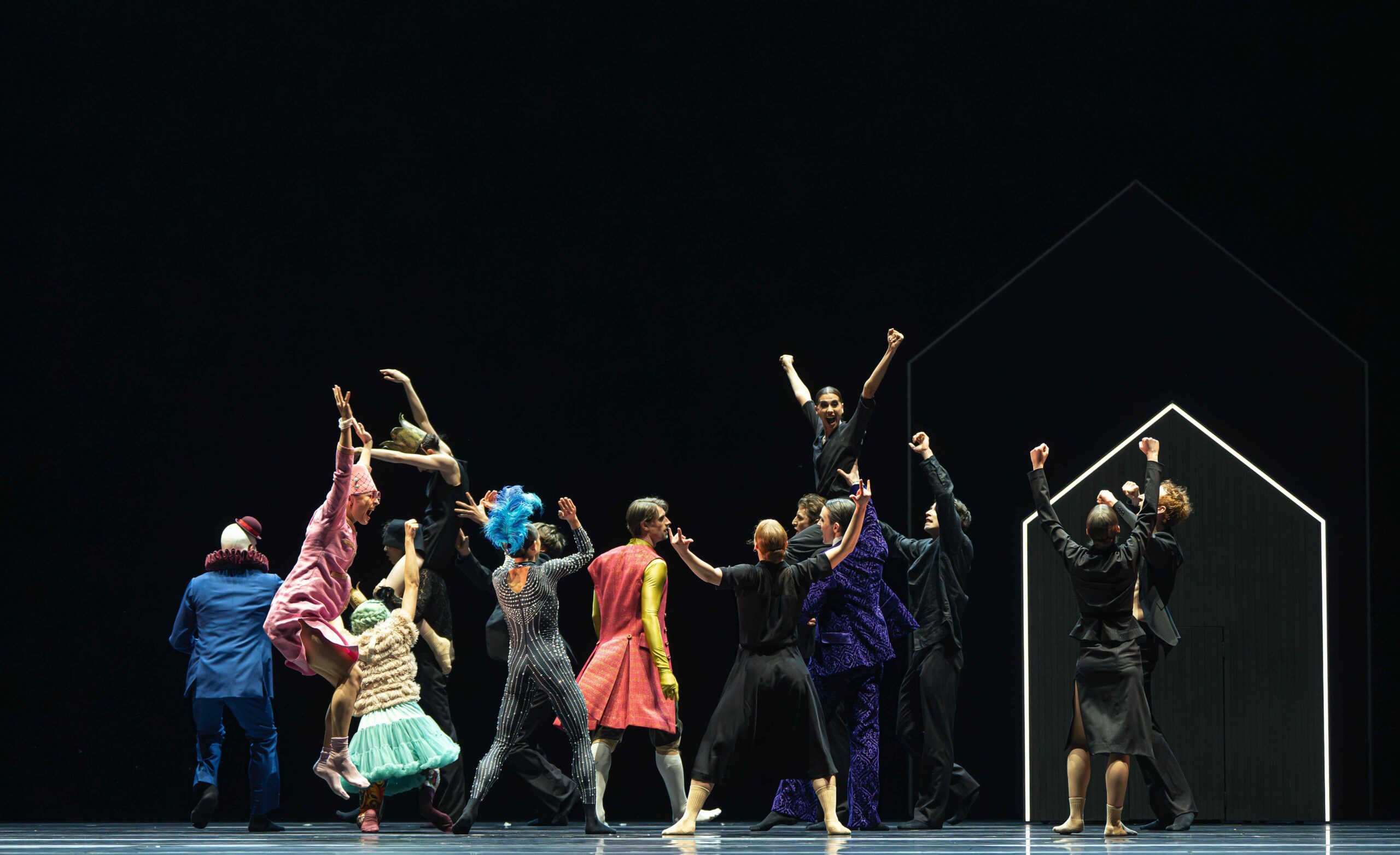 Common Ground, trois chorégraphies par le Bayerisches Staatsballett 3 Common Ground IMPASSE Ensemble C NICHOLAS MACKAY 0450 1 scaled