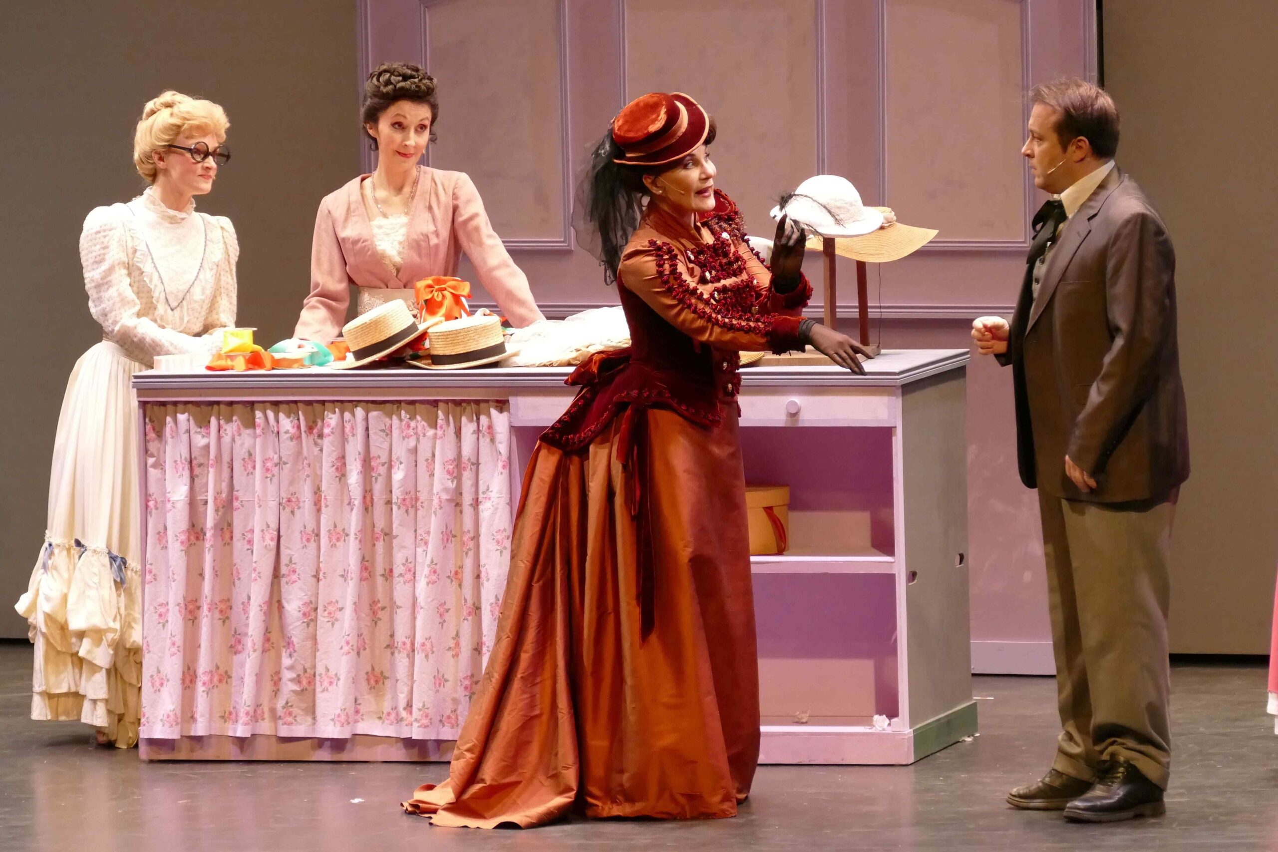 Théâtre de l’Odéon : une Hello, Dolly ! parfaitement interprétée et réglée scéniquement au millimètre 5 P1830920 © photo Christian DRESSE 2026 scaled