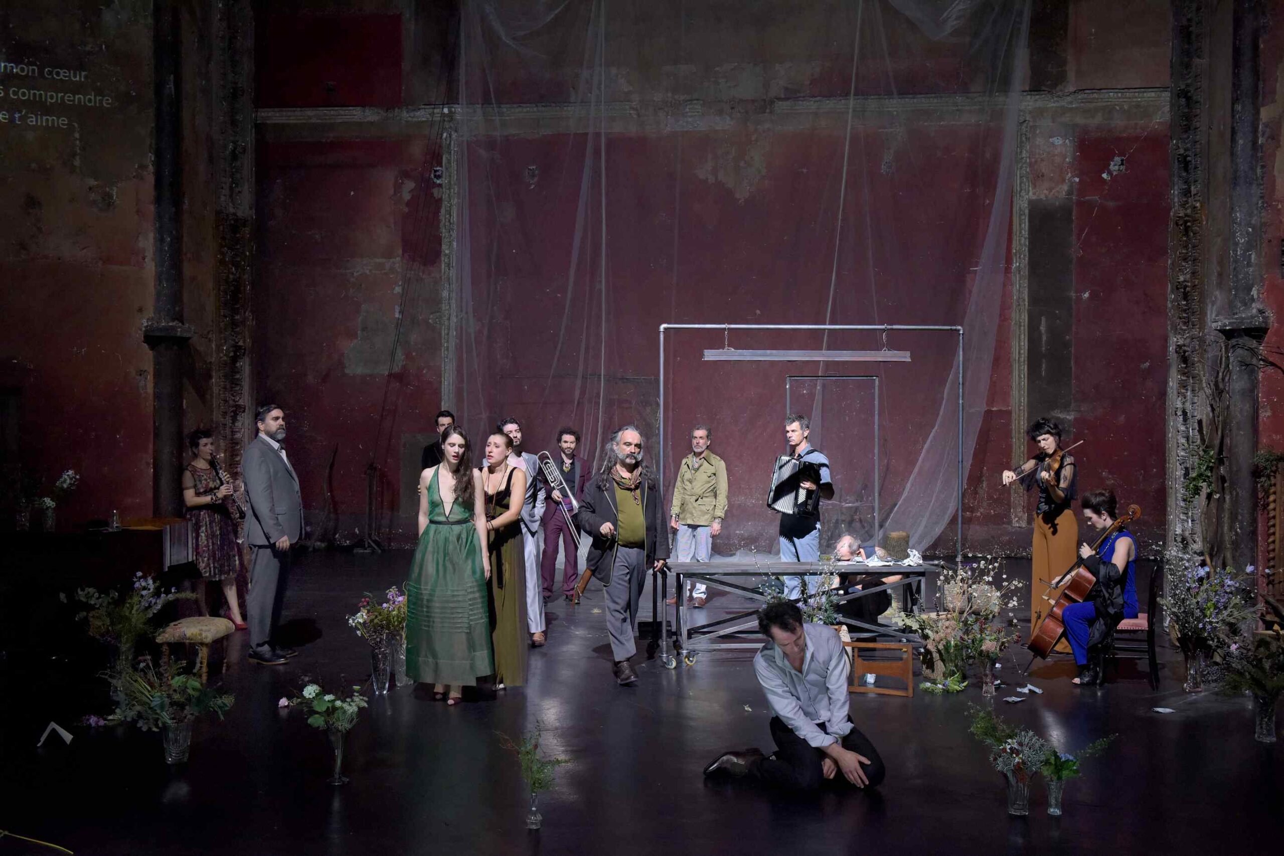 OPÉRA de LYON au TNP de VILLEURBANNE : TRAVIATA – VOUS MÉRITEZ UN AVENIR MEILLEUR d’après Giuseppe VERDI : Quand le spectacle complétant un festival conquiert la palme dans le registre émotionnel 1 Traviata 1 © Pascal Gely scaled