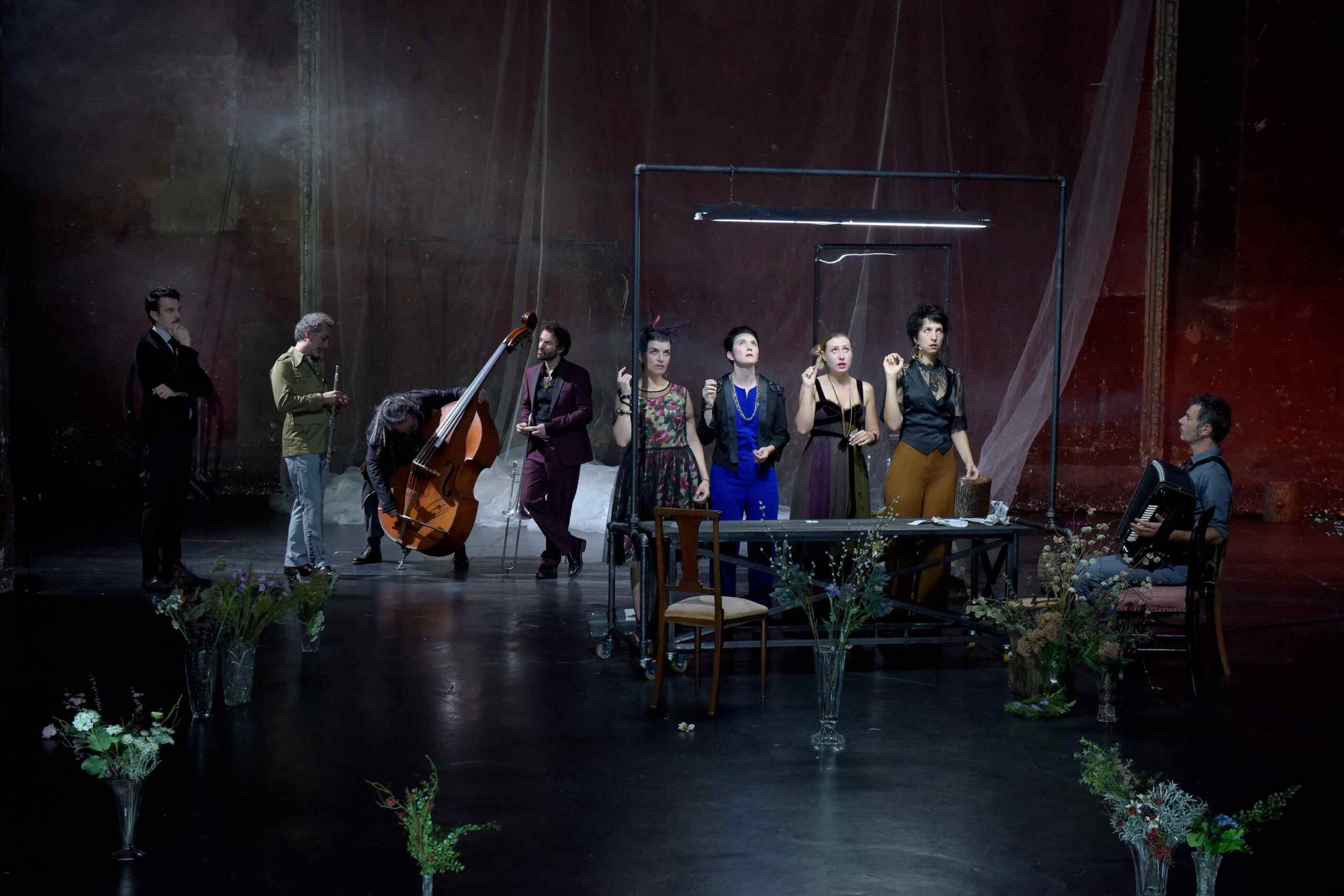 OPÉRA de LYON au TNP de VILLEURBANNE : TRAVIATA – VOUS MÉRITEZ UN AVENIR MEILLEUR d’après Giuseppe VERDI : Quand le spectacle complétant un festival conquiert la palme dans le registre émotionnel 4 Traviata 4 © Pascal Gely scaled