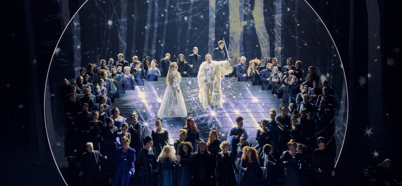 FESTIVAL DE PÂQUES BADEN-BADEN : LOHENGRIN entre féérie et kitsch, le cygne a perdu des plumes ! 4 20260328 Lohengrin Willis Sorensen Beczala Ensemble cMartinSigmund 2 1294x600 1