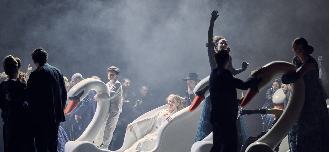 FESTIVAL DE PÂQUES BADEN-BADEN : LOHENGRIN entre féérie et kitsch, le cygne a perdu des plumes ! 3 20260328 Lohengrin Willis Sorensen Koch cMartinSigmund 6 1294x600 1