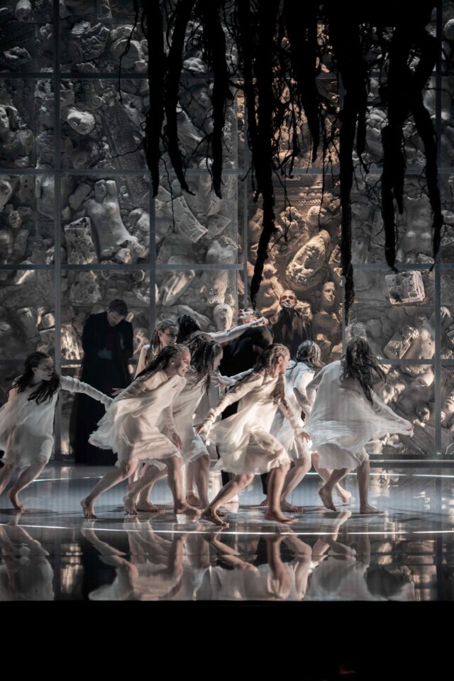 Opéra de Nice : Le Villi de Puccini, un spectacle d’une grande puissance visuelle et émotionnelle dans l’envoûtante mise en scène de Stefano Poda 1 Le Villi Opera de Nice c Julien Perrin 10