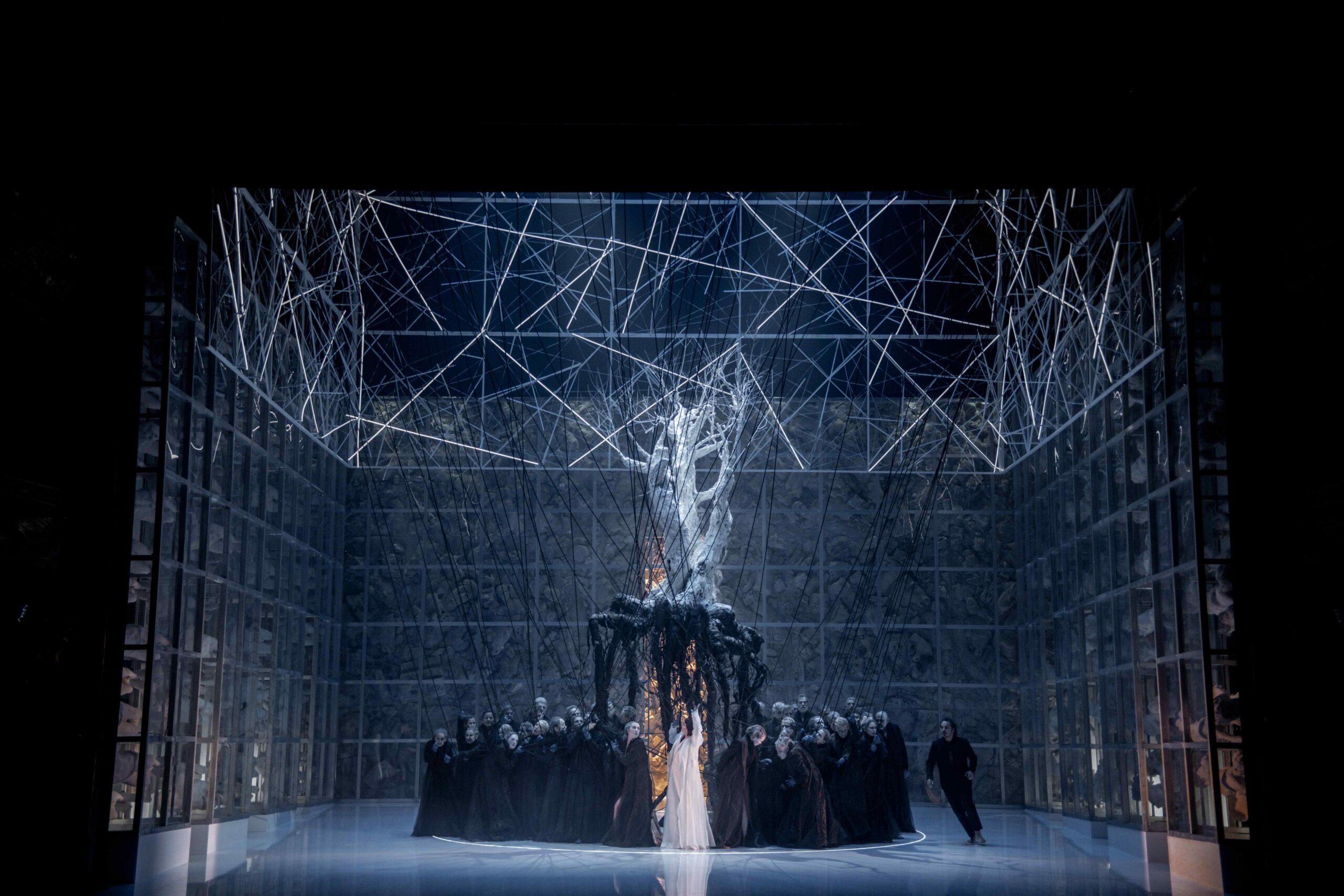 Opéra de Nice : Le Villi de Puccini, un spectacle d’une grande puissance visuelle et émotionnelle dans l’envoûtante mise en scène de Stefano Poda 5 Le Villi Opera de Nice c Julien Perrin 17 scaled