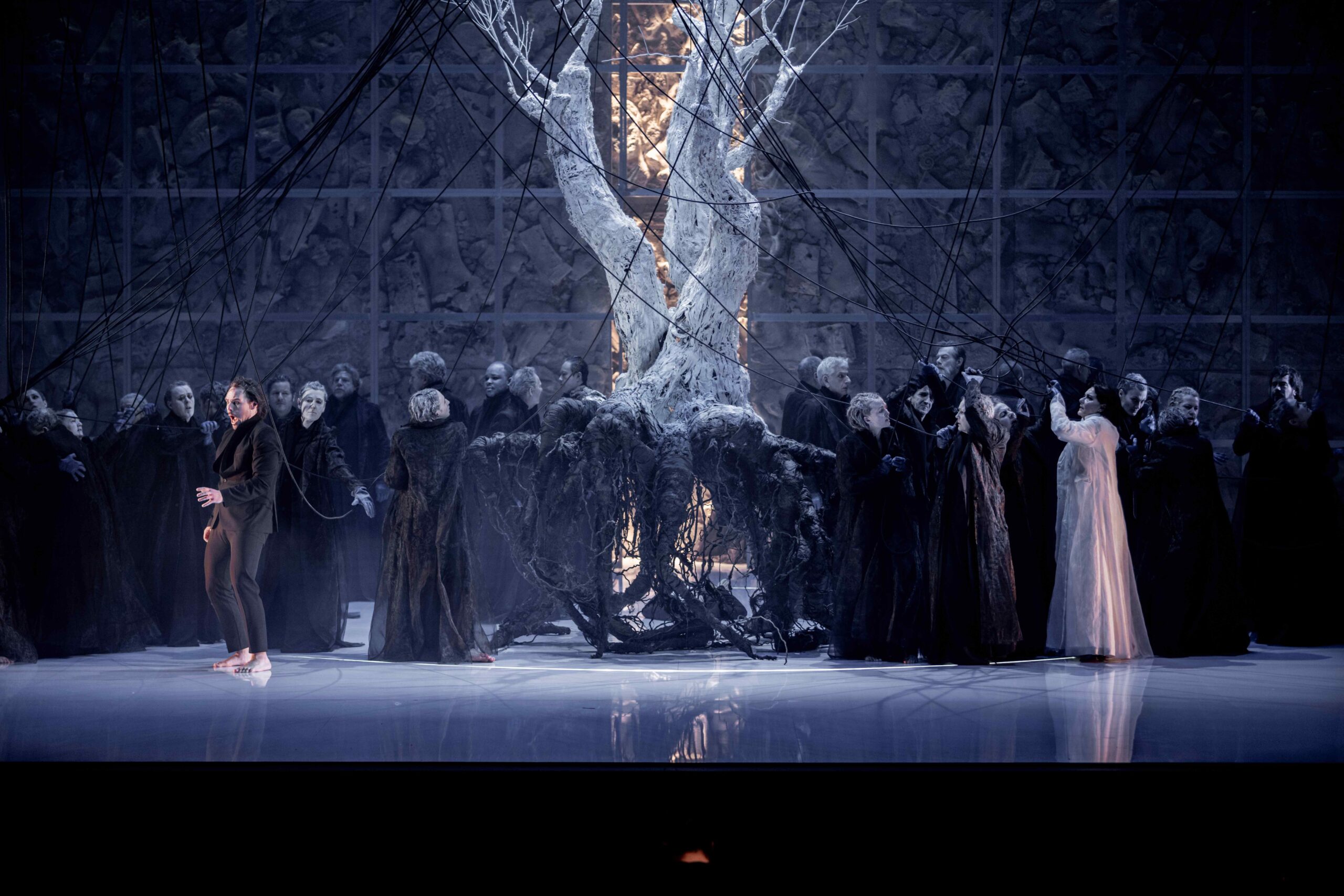 Opéra de Nice : Le Villi de Puccini, un spectacle d’une grande puissance visuelle et émotionnelle dans l’envoûtante mise en scène de Stefano Poda 4 Le Villi Opera de Nice c Julien Perrin 9 scaled