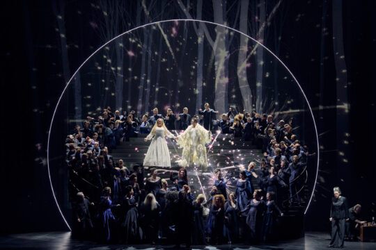 Lohengrin_Willis-Sorensen_Beczala_Ensemble_Baumgartner_cMartinSigmund-4-scaled