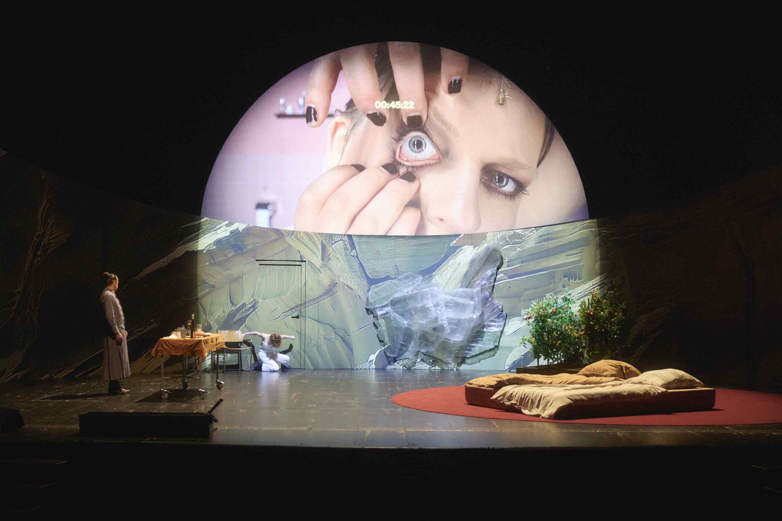 Eurydike und Orpheus : Eurydice et Orphée, un opéra de science-fiction d'Anna Smolar, Roberto Bolesto et Jan Duszyński aux Münchner Kammerspiele 2 MK EURYDIKE ORPHEUS HP2 0700 ZU scaled