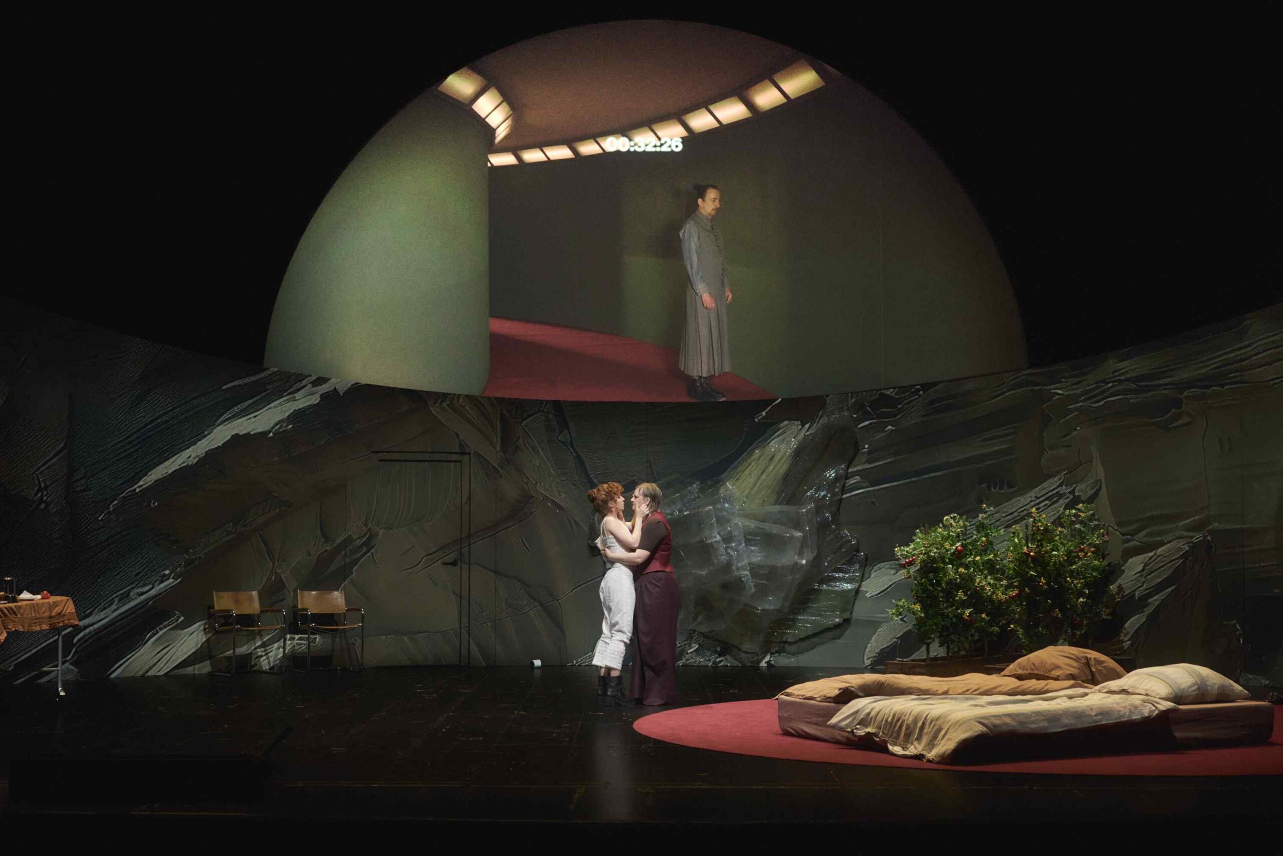 Eurydike und Orpheus : Eurydice et Orphée, un opéra de science-fiction d'Anna Smolar, Roberto Bolesto et Jan Duszyński aux Münchner Kammerspiele 3 MK EURYDIKE ORPHEUS HP2 1030 ZU scaled