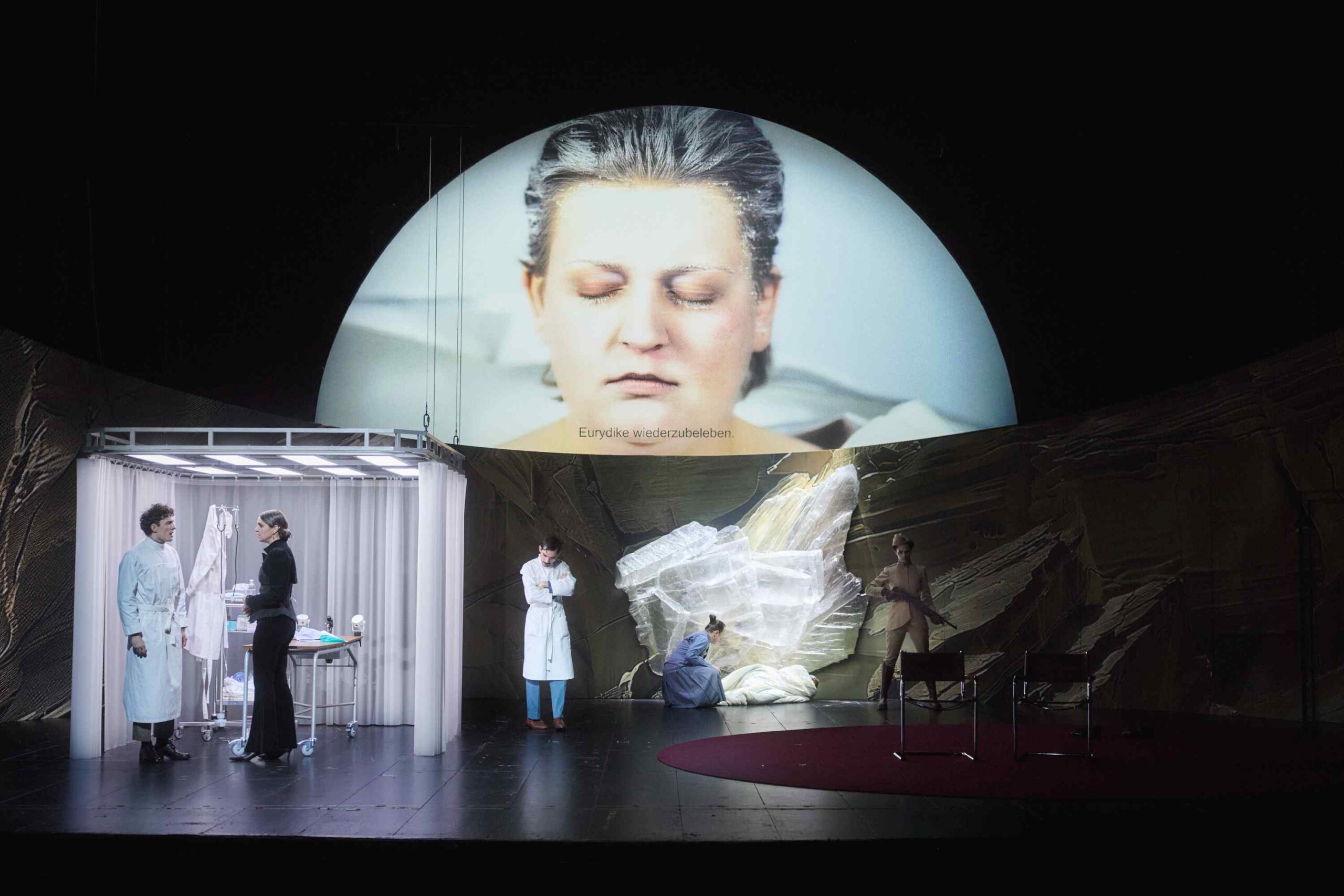 Eurydike und Orpheus : Eurydice et Orphée, un opéra de science-fiction d'Anna Smolar, Roberto Bolesto et Jan Duszyński aux Münchner Kammerspiele 4 MK EURYDIKE ORPHEUS HP2 1834 ZU scaled