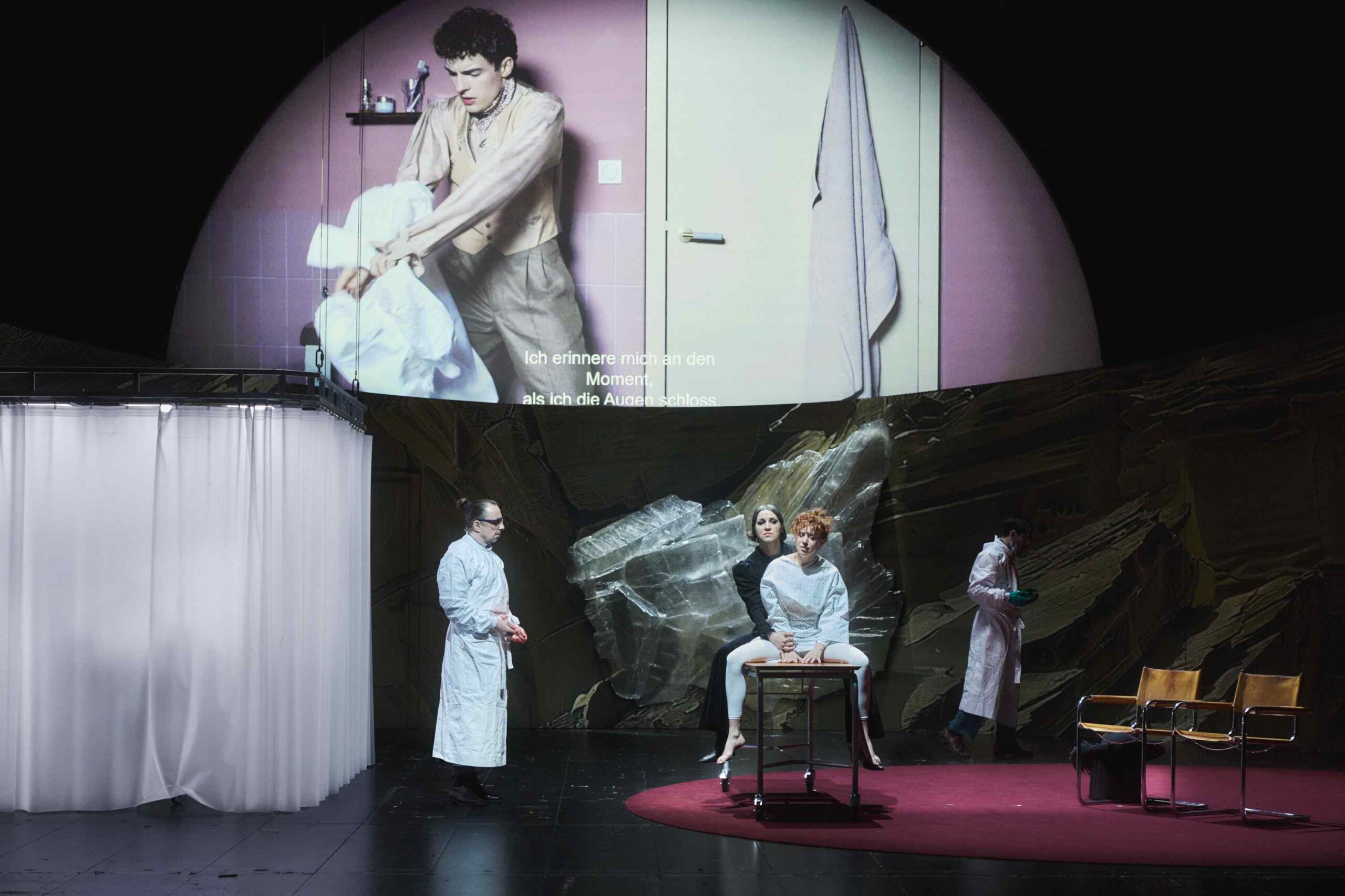 Eurydike und Orpheus : Eurydice et Orphée, un opéra de science-fiction d'Anna Smolar, Roberto Bolesto et Jan Duszyński aux Münchner Kammerspiele 7 MK EURYDIKE ORPHEUS HP2 3231 ZU scaled