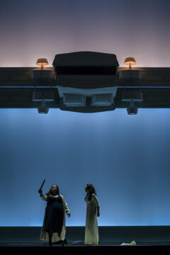 RUSALKA -
Compositeur : Antonin DVORAK -
Livret : Jaroslav KVAPIL -
Direction musicale : Kasushi ONO -
Mise en scene et lumieres : Robert CARSEN -
Choregraphie : Philippe GIRAUDEAU -
Scenographie et costumes : Michael LEVINE -
Lumieres : Peter VAN PRAET -
Video : Eric DURANTEAU -
Chef de choeur : Alessandro DI STEFANO -
Avec :
Nicole CAR (Rusalka) -
Jamie BARTON (Jezibaba) -
Le 27 04 2026 -
A l Opera Bastille -
Photo : Vincent PONTET / OnP