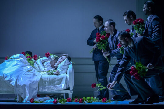 RUSALKA -
Compositeur : Antonin DVORAK -
Livret : Jaroslav KVAPIL -
Direction musicale : Kasushi ONO -
Mise en scene et lumieres : Robert CARSEN -
Choregraphie : Philippe GIRAUDEAU -
Scenographie et costumes : Michael LEVINE -
Lumieres : Peter VAN PRAET -
Video : Eric DURANTEAU -
Chef de choeur : Alessandro DI STEFANO -
Avec :
Nicole CAR (Rusalka) -
Le 27 04 2026 -
A l Opera Bastille -
Photo : Vincent PONTET / OnP