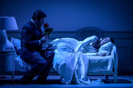 RUSALKA -
Compositeur : Antonin DVORAK -
Livret : Jaroslav KVAPIL -
Direction musicale : Kasushi ONO -
Mise en scene et lumieres : Robert CARSEN -
Choregraphie : Philippe GIRAUDEAU -
Scenographie et costumes : Michael LEVINE -
Lumieres : Peter VAN PRAET -
Video : Eric DURANTEAU -
Chef de choeur : Alessandro DI STEFANO -
Avec :
Nicole CAR (Rusalka) -
Dimitry IVASHCHENKO (l Esptrit du lac) -
Le 29 04 2026 -
A l Opera Bastille -
Photo : Vincent PONTET / OnP