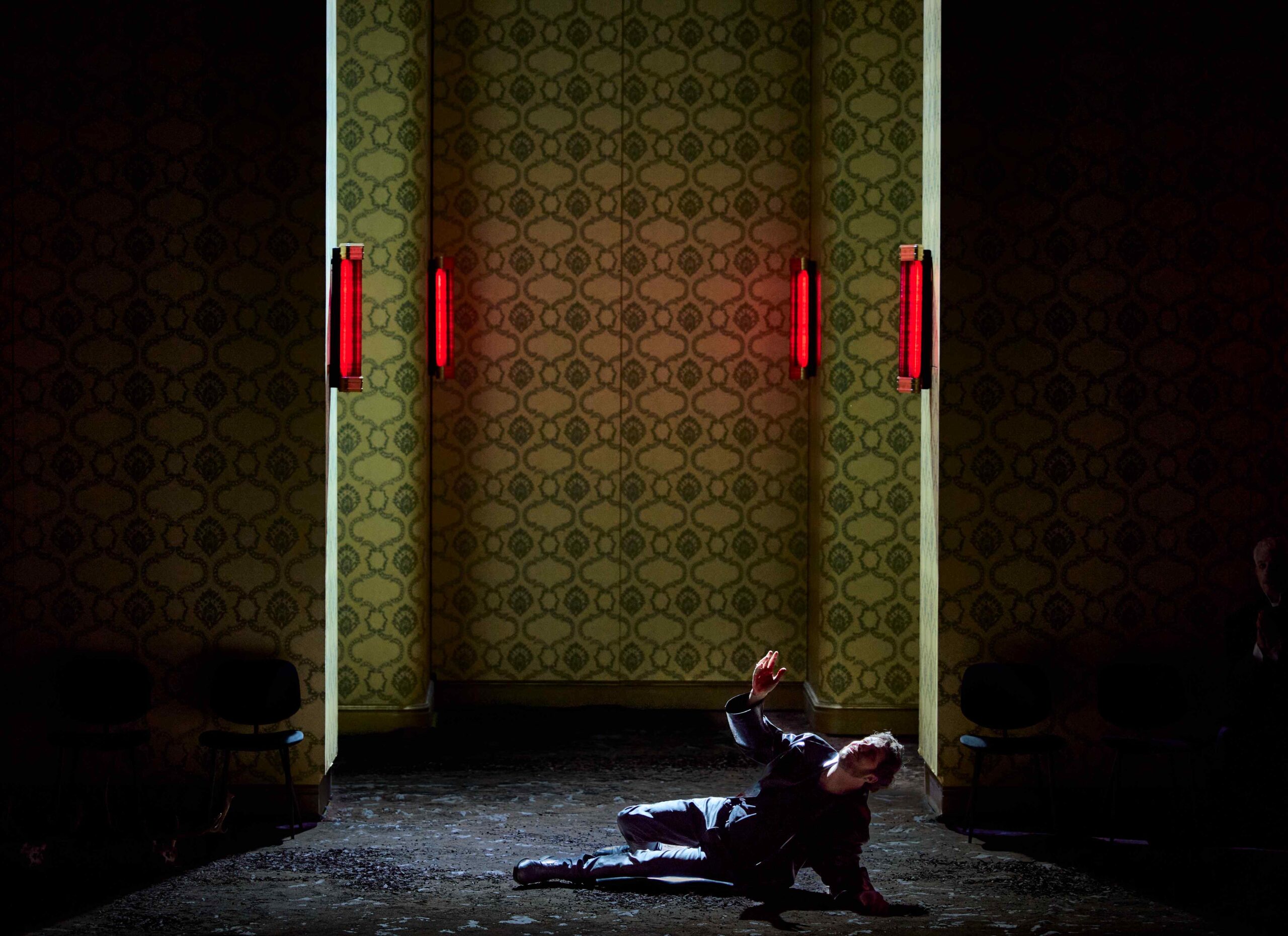 Donizetti, Lucie de Lammermoor, Opéra Comique, Paris : LUMINEUSE LUCIE ET OMBRES AU TABLEAU 2 LEO VERMOT DESROCHES© Herwig PRAMMER R5 5205 copie scaled