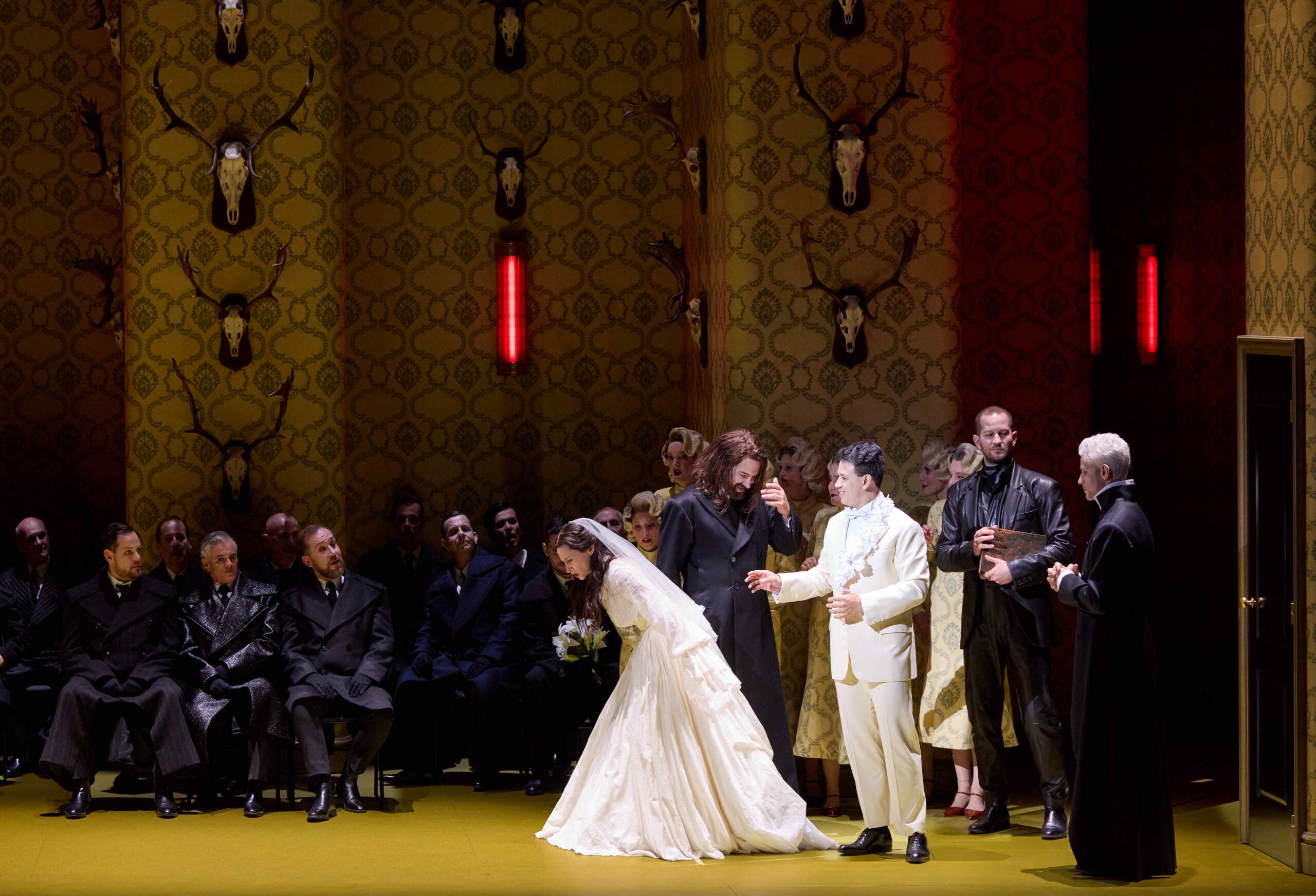 Donizetti, Lucie de Lammermoor, Opéra Comique, Paris : LUMINEUSE LUCIE ET OMBRES AU TABLEAU 1 PHOTO APRES LE PARAGRAPHE SUR CROSSLEY RATIA ET LE LAN© Herwig PRAMMER R5 4272 copie scaled