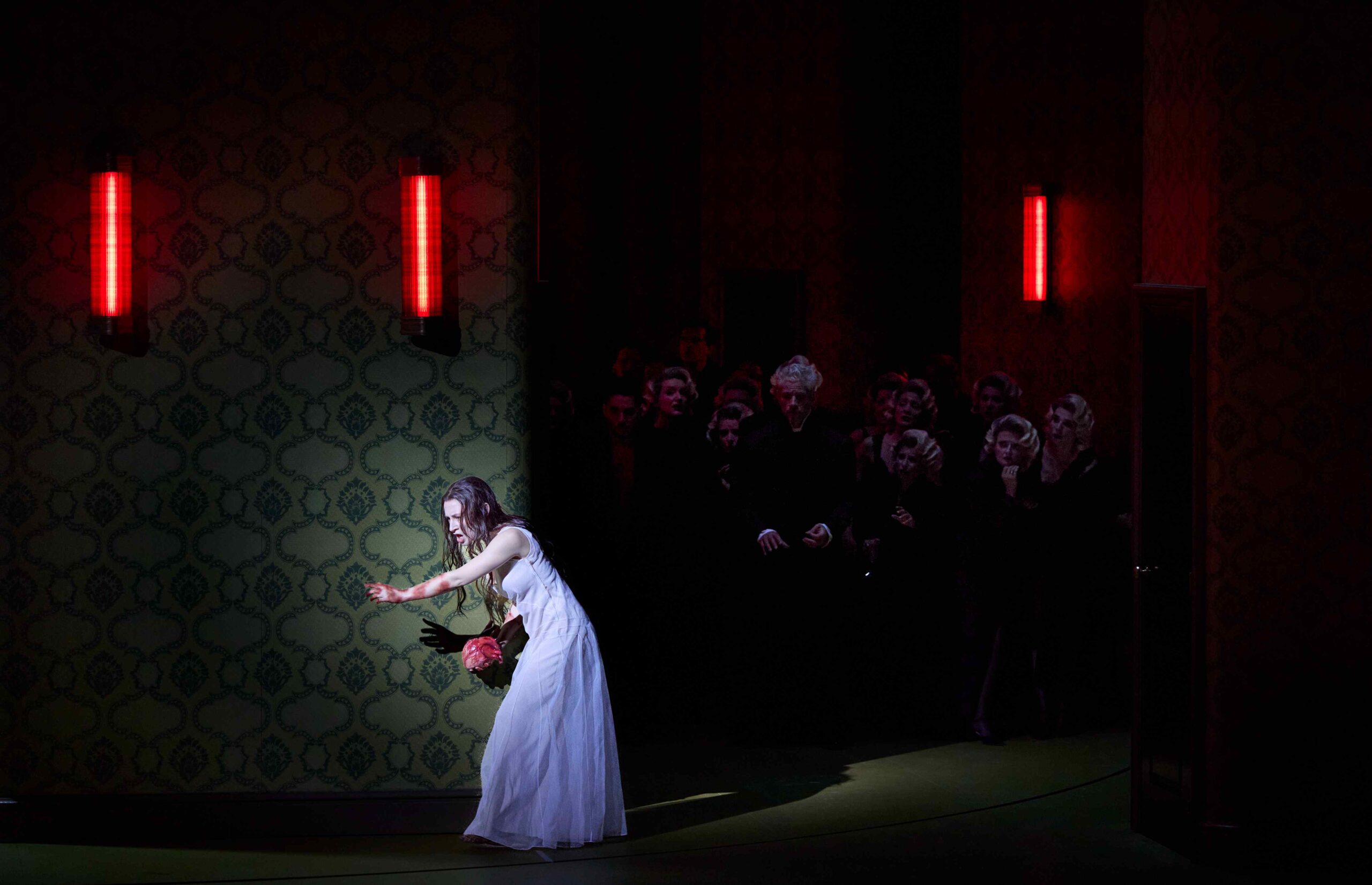 Donizetti, Lucie de Lammermoor, Opéra Comique, Paris : LUMINEUSE LUCIE ET OMBRES AU TABLEAU 4 SABINE DEVIEILHE© Herwig PRAMMER R5 4739 scaled