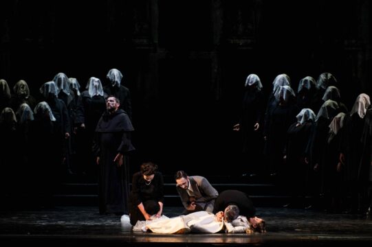 Santoni (Juliette), Courjal (Frère Laurent), Chauvet (Gertrude), Álvarez Castillo (Pâris) Senn (Capulet) ph Fabrizio Sansoni-Teatro dell_Opera di Roma_9684