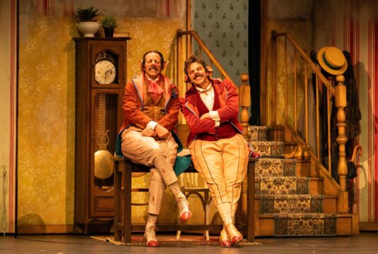 Benjamin Lavernhe (Raoul de Gardefeu) et Baptiste Chabauty (Bobinet) - La Vie parisienne - Théâtre du Châtelet (c)Thomas Amouroux (5) (1)