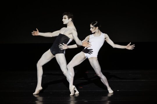 Konstellationen_Shutters_Shut_Carollina_Bastos_Ariel_Merkuri__c_Katja_Lotter (1)