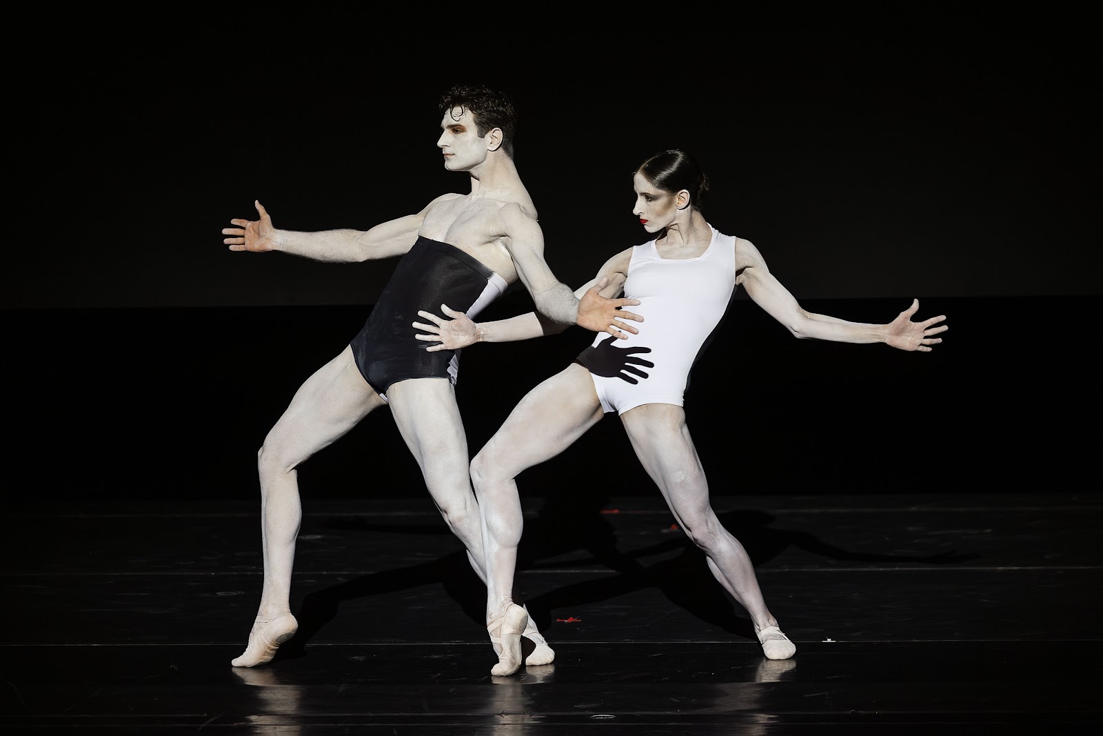 Konstellationen — Le Bayerisches Staatsballett fait scintiller de nouvelles constellations au Printzregententheater de Munich 5 Konstellationen Shutters Shut Carollina Bastos Ariel Merkuri c Katja Lotter 1