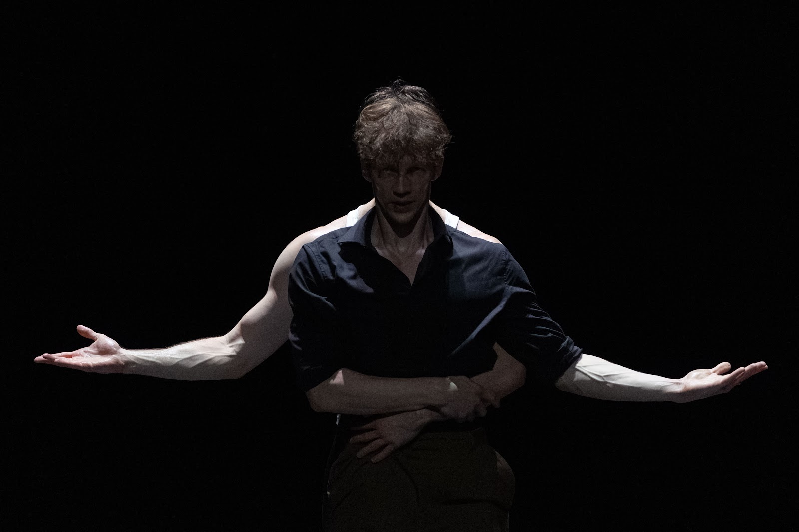 Konstellationen — Le Bayerisches Staatsballett fait scintiller de nouvelles constellations au Printzregententheater de Munich 4 Konstellationen Trait d Union Severin Brunhuber Konstantin Ivkin c Katja Lotter 712A6648
