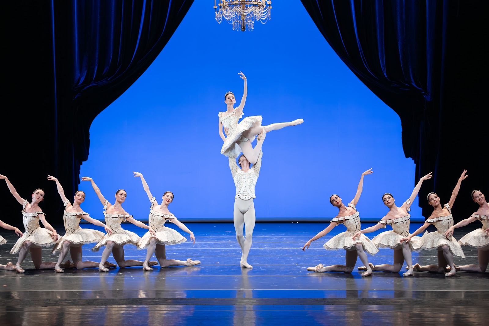 Konstellationen — Le Bayerisches Staatsballett fait scintiller de nouvelles constellations au Printzregententheater de Munich 1 Konstellationen Paquita Violetta Keller Julian MacKay Ensemble c Katja Lotter 712A5594