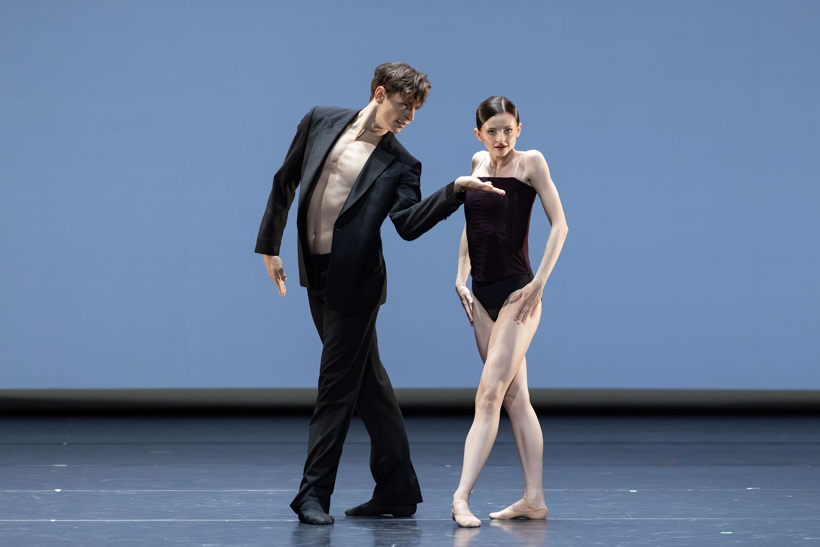 Konstellationen — Le Bayerisches Staatsballett fait scintiller de nouvelles constellations au Printzregententheater de Munich 3 Konstellationen Radio and Juliet Jakob Feyferlik Violetta Keller c Katja Lotter 712A6266
