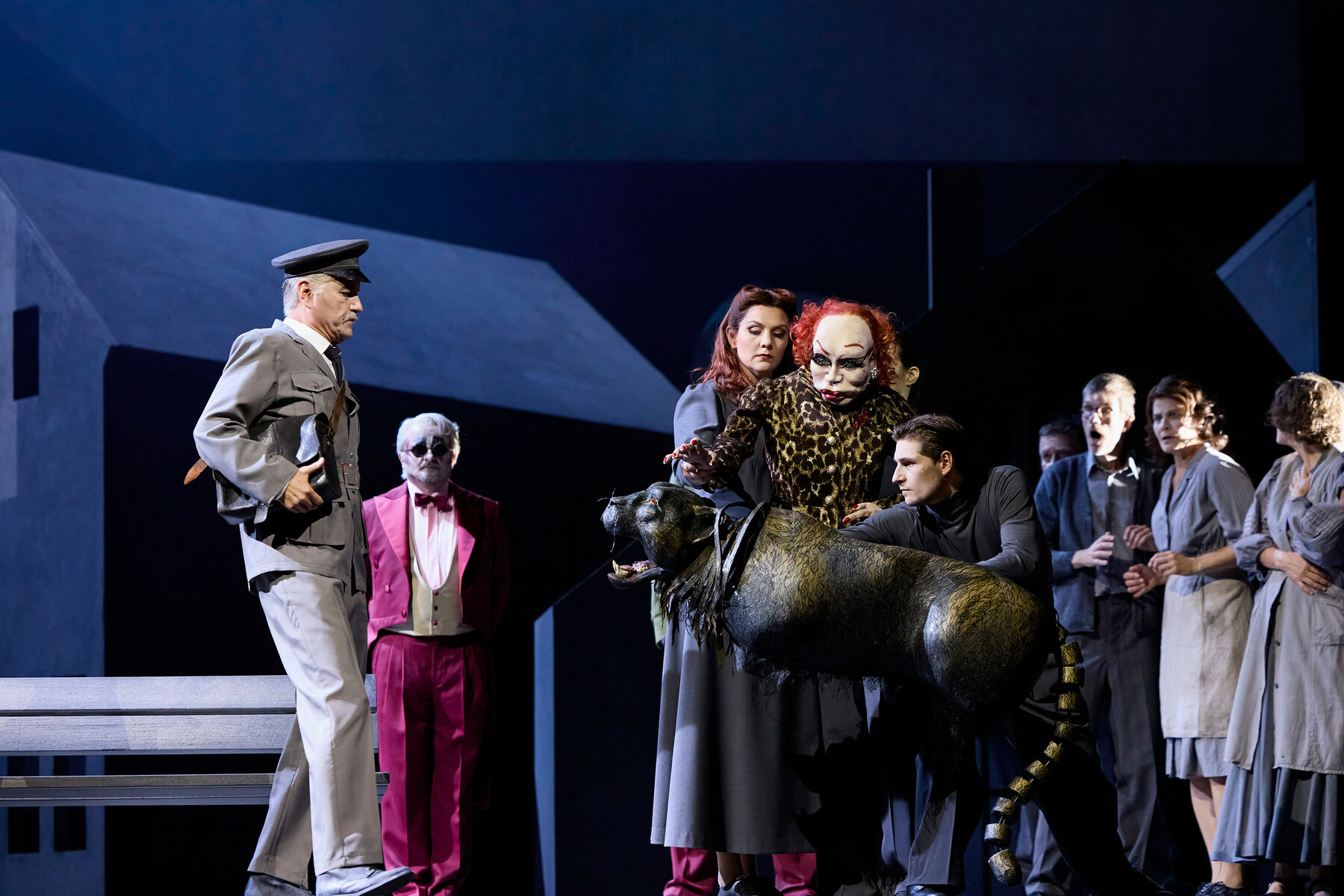 La Visite de la vieille dame de Gottfried von Einem au Gärtnerplatztheater : une fresque lyrique saisissante sur l'auto-justice 3 DER BESUCH DER ALTEN DAME c Markus Tordik 3