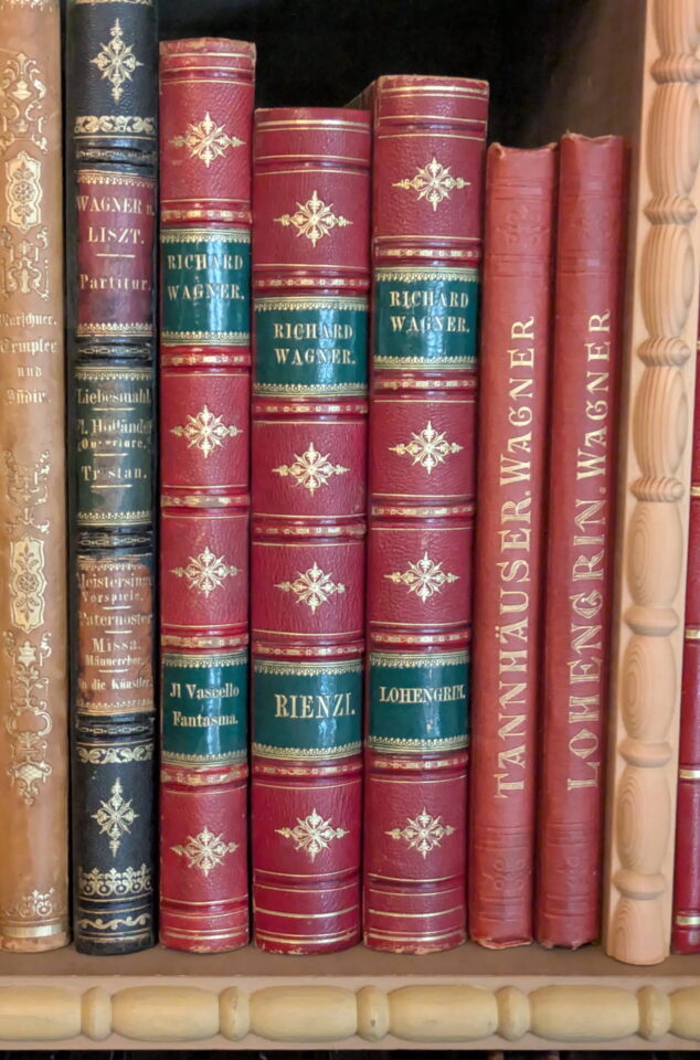 Feuilles de musique et notes manuscrites : Rienzi s'expose à Wahnfried 15 PXL 20260731 151122938