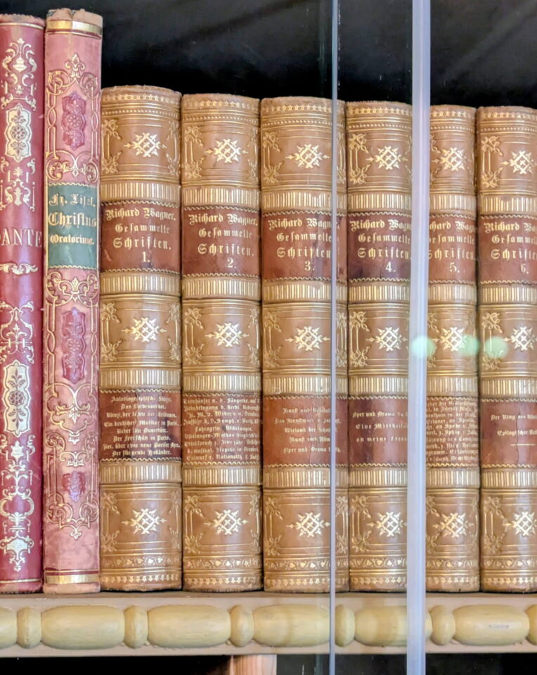Feuilles de musique et notes manuscrites : Rienzi s'expose à Wahnfried 14 PXL 20260731 1512238352