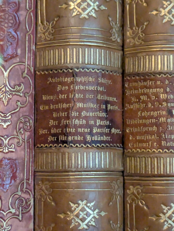 Feuilles de musique et notes manuscrites : Rienzi s'expose à Wahnfried 13 PXL 20260731 151232270.MP