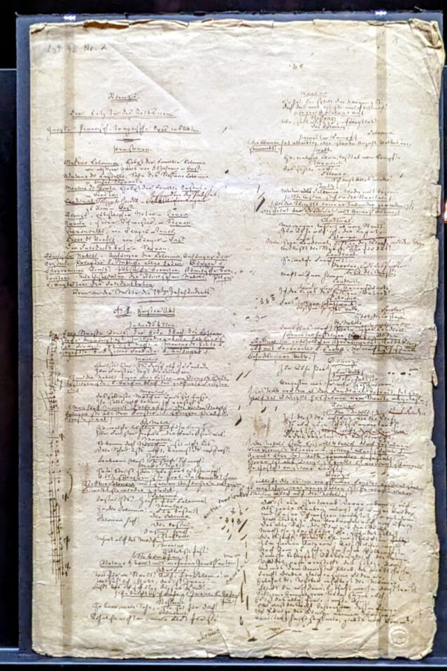 Feuilles de musique et notes manuscrites : Rienzi s'expose à Wahnfried 3 PXL 20260731 1531301252