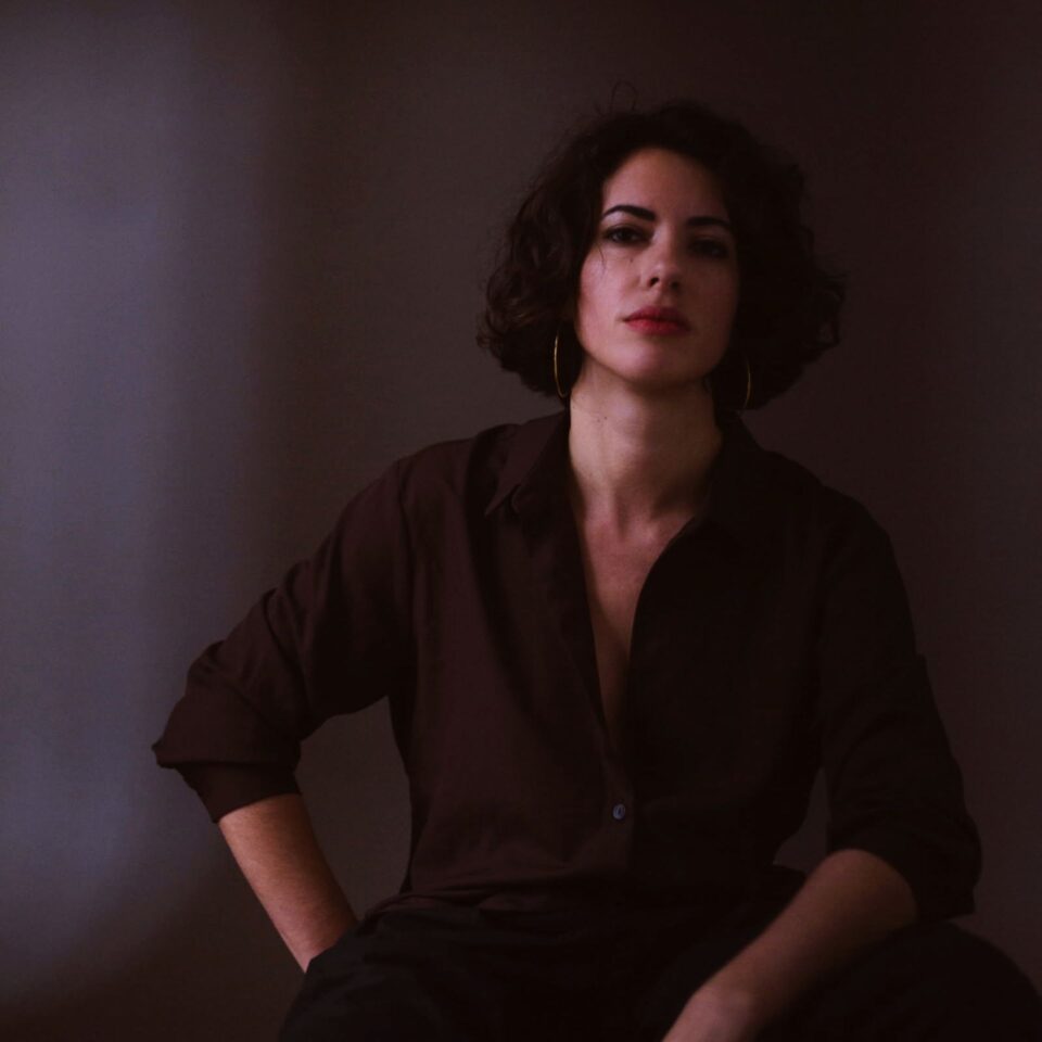 A propos de L’Italienne à Alger au Festival Opus Opéra de Gattières rencontre avec Louise Brun, metteuse en scène 7 Portrait couleur Louise Yachoki