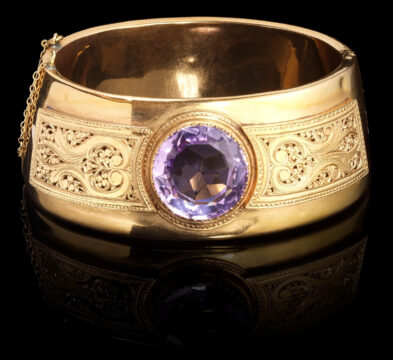 128 - Bracelet manchette serti d'une améthyste taille brillant (en…