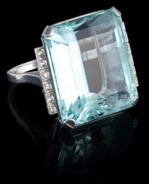 129 - Bague sertie d'une aigue-marine taille émeraude