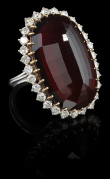 130 - Bague sertie d'un grenat taille cabochon ovale facettée