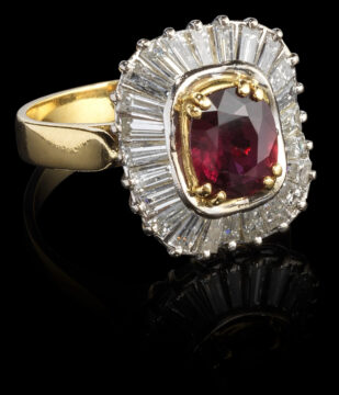 131-Bague sertie d'un rubis taille ovale