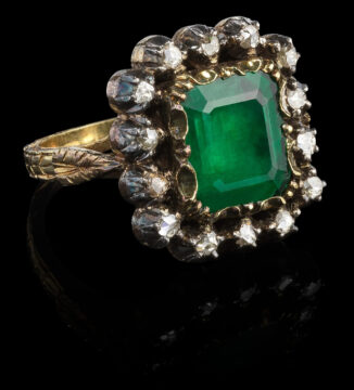 132 - Bague sertie d'une émeraude taille émeraude