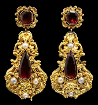 143 - Pendants d'oreilles sertis de grenats taille poire