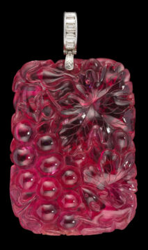 144 - Pendentif retenant une tourmaline rose sculptée