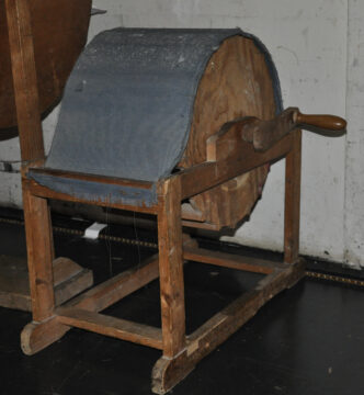 Ravensburg_Konzerthaus_Historische_Klangerzeuger_Windmaschine